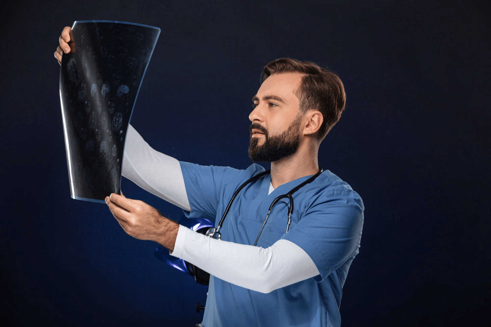Médico radiologista examinando radiografia